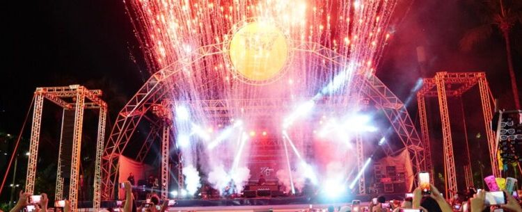 Diogo Nogueira e Zé Felipe levam 35 mil pessoas na Praça da Cultura durante comemoração do Aniversário da Cidade