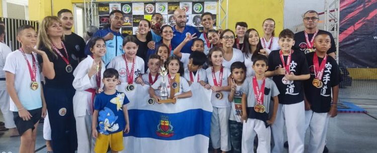 Equipe de Karatê de Caraguatatuba Conquista 38 Medalhas na Copa Caçapava