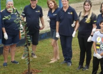 Prefeitura participa de plantio realizado pelo Rotary Club de Caraguatatuba
