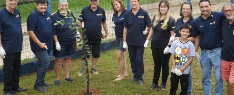 Prefeitura participa de plantio realizado pelo Rotary Club de Caraguatatuba