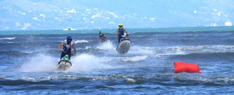 Campeonato de Moto Aquática agita Praia do Centro em Caraguatatuba