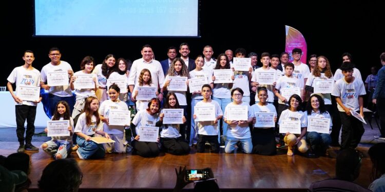 Câmara Jovem 2024: Jovens vereadores são empossados no dia do aniversário de Caraguatatuba