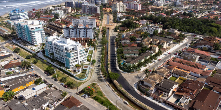 Pavimentação avança com conclusão de obras contra alagamento no Maitinga, em Bertioga (SP)