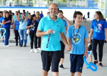 Caminhada do Dia Mundial de Conscientização sobre o Autismo reúne mais de 200 pessoas em Caraguatatuba