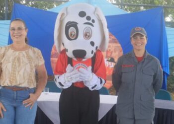 Alunos do Perequê-Mirim participam de formatura do Projeto Bombeiro na Escola