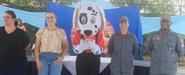Alunos do Perequê-Mirim participam de formatura do Projeto Bombeiro na Escola