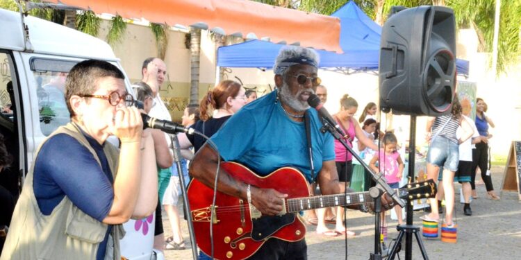 Na praia com Livros e Histórias” leva literatura e contação de histórias para a população neste sábado
