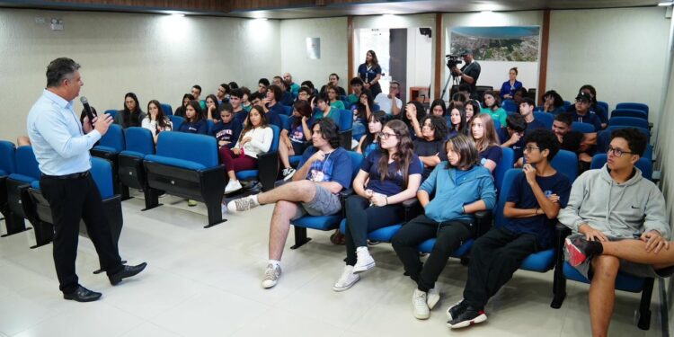 Programa Visita Monitorada: Câmara Municipal recebe estudantes do Colégio Anglo Módulo