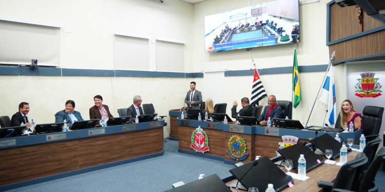Rodolfo Augusto Pereira César recebe Título de Cidadão Caraguatatubense da Câmara Municipal