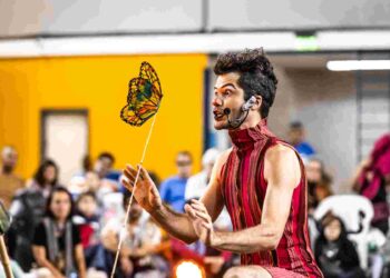 O artista carioca Ricardo Gadelha se apresenta gratuitamente  no Sesc Bertioga e Sesc Santos