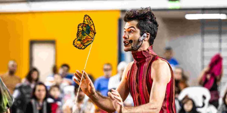 O artista carioca Ricardo Gadelha se apresenta gratuitamente  no Sesc Bertioga e Sesc Santos