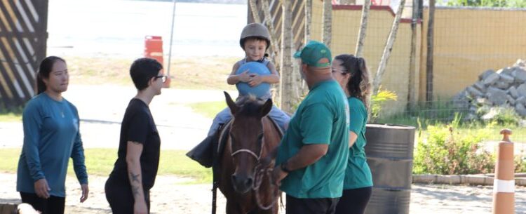 Prefeitura e Acalento oferecem equoterapia para melhorar a qualidade de vida de crianças com deficiência