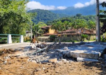 Prefeitura de Caraguatatuba inicia reconstrução da ponte do Verde Mar