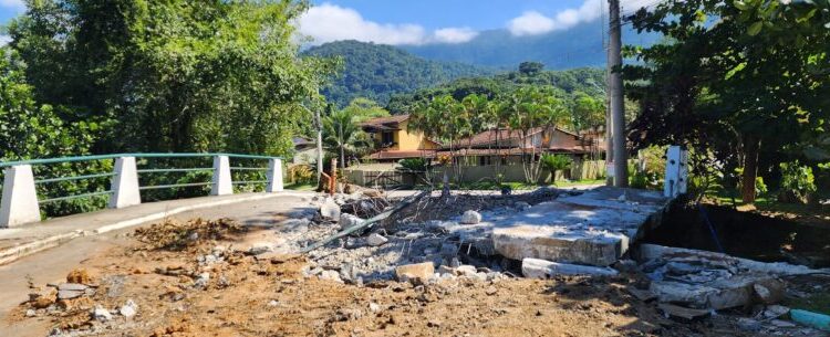 Prefeitura de Caraguatatuba inicia reconstrução da ponte do Verde Mar