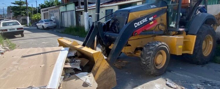 Prefeitura prossegue com serviços de limpeza e Bota-fora em vários bairros