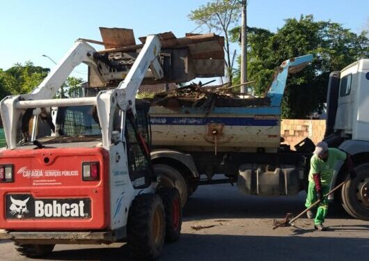 Serviços de limpeza, nivelamento de ruas e retirada de resíduos estão em diversos bairros de Caraguatatuba