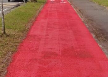 Prefeitura de Caraguatatuba pinta ciclovia da Emiliano Campedelli