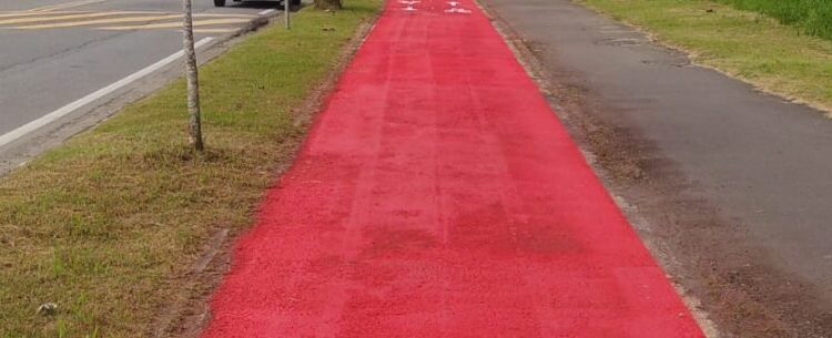 Prefeitura de Caraguatatuba pinta ciclovia da Emiliano Campedelli