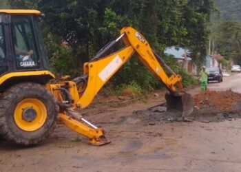 Prefeitura executa obra para melhorar escoamento de águas pluviais em rua do Massaguaçu