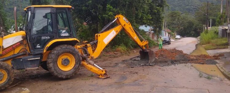 Prefeitura executa obra para melhorar escoamento de águas pluviais em rua do Massaguaçu