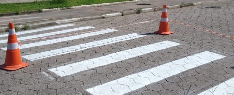 Prefeitura de Caraguatatuba instala e recupera mais de 200 pontos de sinalização de trânsito em março