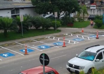 Prefeitura revitaliza demarcação de vagas de estacionamento em frente à Sepedi
