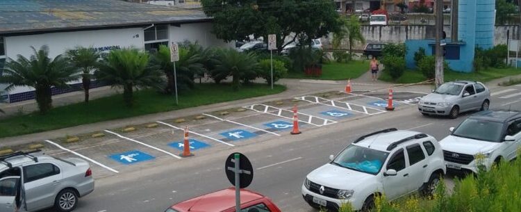 Prefeitura revitaliza demarcação de vagas de estacionamento em frente à Sepedi