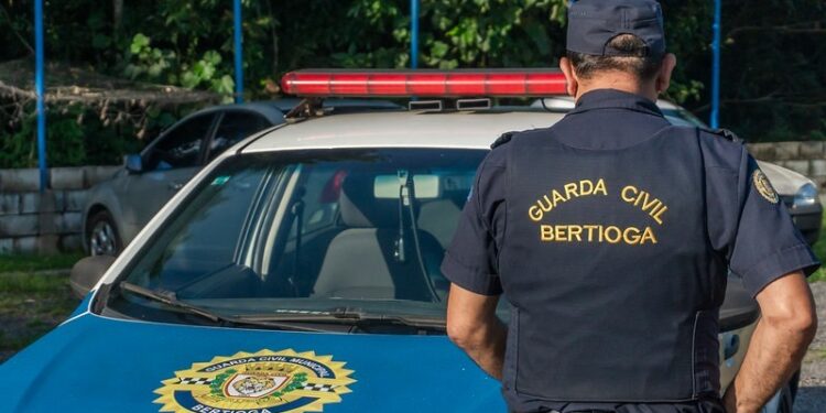 GCM no primeiro dia de trabalho salva bebê com manobra de heimilich em Bertioga