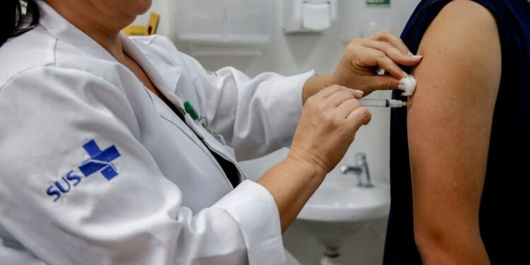 Governo orienta ampliar público da vacina contra dengue em municípios com muitas doses a vencer