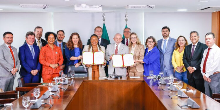 Lula sanciona leis de fortalecimento do turismo e da cultura e de proteção a trabalhadores de arquivos