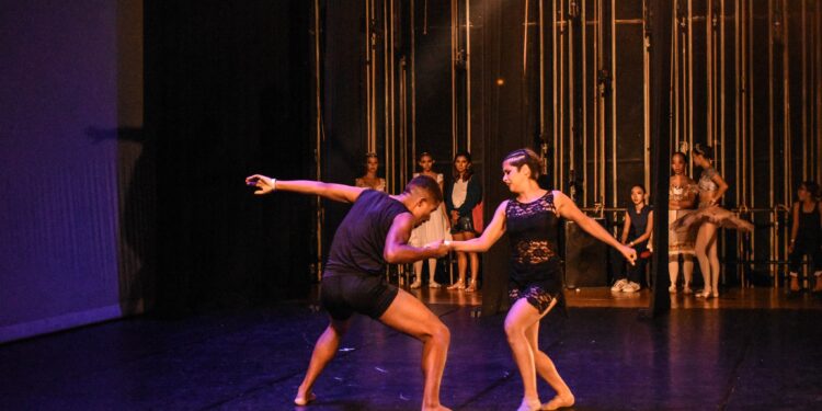 Bailarinos de Bertioga apresentam coreografias premiadas para celebrar o Dia Internacional da Dança, nesta segunda (29)