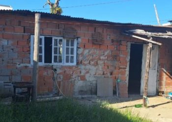 Prefeitura de Caraguatatuba realiza demolição de imóvel irregular no bairro Golfinhos
