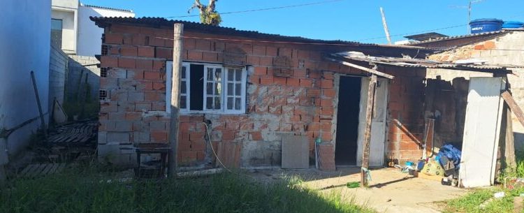 Prefeitura de Caraguatatuba realiza demolição de imóvel irregular no bairro Golfinhos