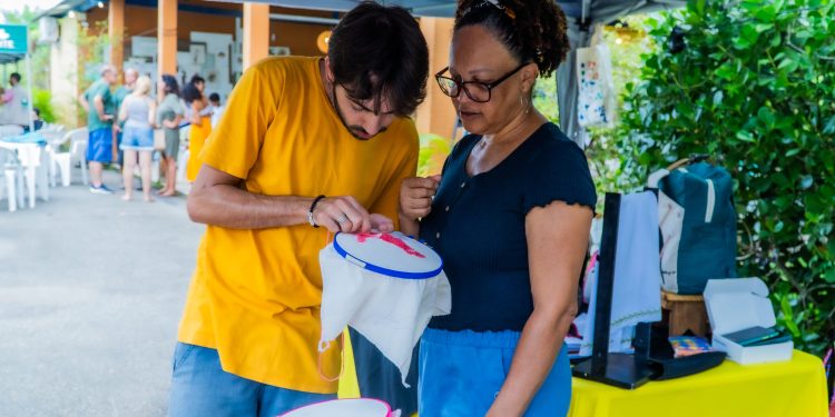Feira de economia solidária realiza uma programação especial de Dia das Mães