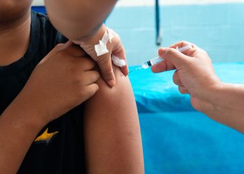 Bertioga inicia vacinação contra a dengue para crianças de 10 e 11 anos nesta terça-feira (7)