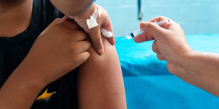 Bertioga inicia vacinação contra a dengue para crianças de 10 e 11 anos nesta terça-feira (7)