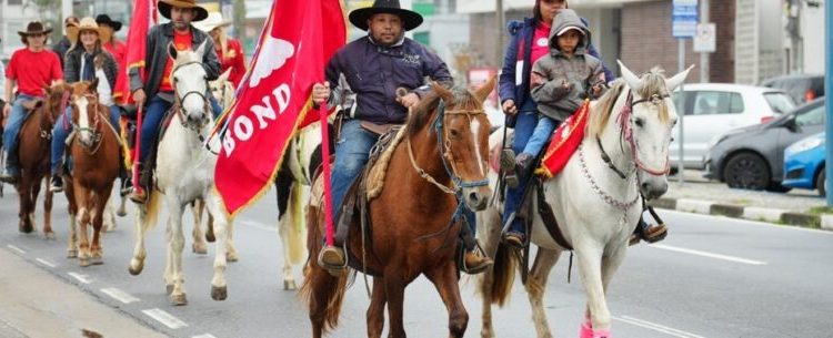 Tradicional Cavalgada marca encerramento da 33ª Festa do Divino Espírito Santo de Caraguatatuba