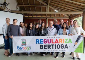 Moradores do Boraceia recebem títulos de legitimação fundiária, em Bertioga (SP)