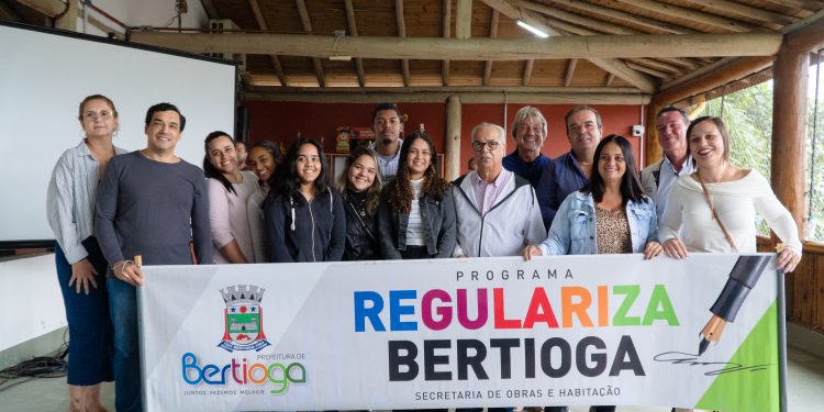 Moradores do Boraceia recebem títulos de legitimação fundiária, em Bertioga (SP)