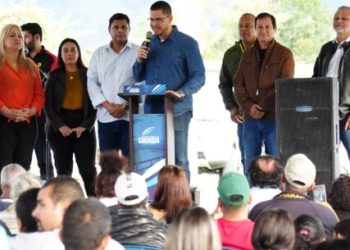 Prefeito de Caraguatatuba realiza entrega de mais de 100 títulos de Regularização Fundiária no Pegorelli