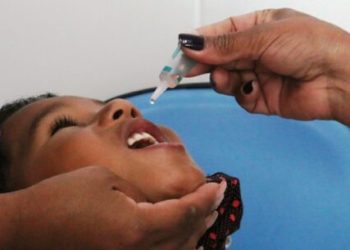 Caraguatatuba inicia vacinação contra paralisia infantil em crianças menores de cinco anos