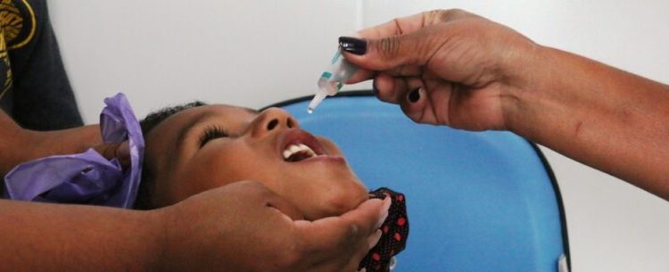 Caraguatatuba inicia vacinação contra paralisia infantil em crianças menores de cinco anos