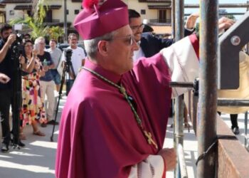Prefeitura entrega reforma da nova Praça do Divino durante cerimônia de Jubileu de Prata de Diocese de Caraguatatuba