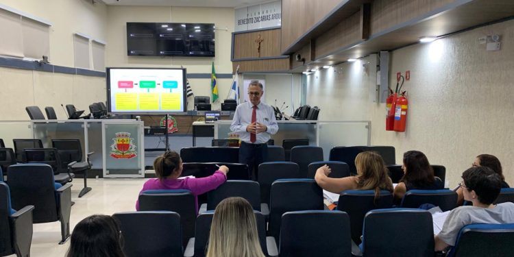 Servidores da Câmara Municipal participam de curso sobre gestão e fiscalização de contratos e licitações