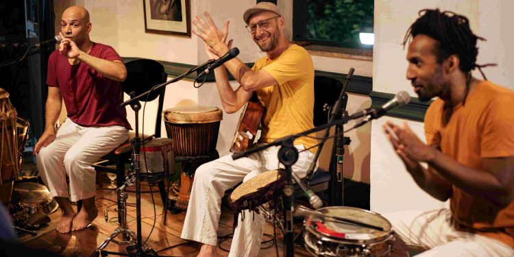 João Oliveira, Jota Erre e Kabé Pinheiro apresentam o show “Terra Batida” no Sesc Taubaté