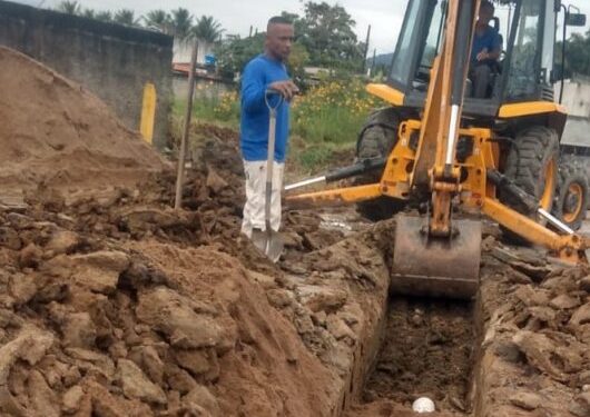 Prefeitura de Caraguatatuba instala melhorias na drenagem de avenida no Balneário dos Golfinhos