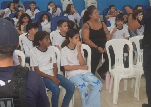 GCM de Caraguatatuba leva palestra antibullyng e sobre drogas em escola no Tinga