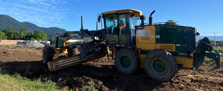 Região Sul de Caraguatatuba recebe serviços de nivelamento de ruas e roçada de áreas públicas