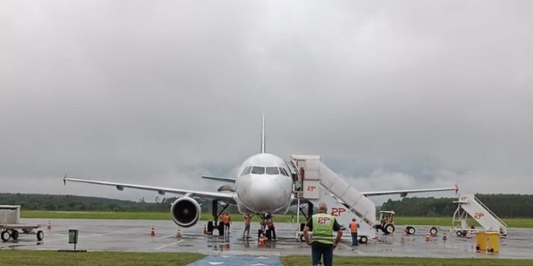 Voos comerciais começam a chegar ao RS após anúncio de malha aérea emergencial