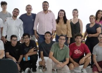 Jovens participam de workshop sobre a importância das redes sociais no mercado de trabalho